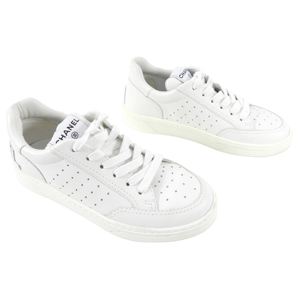 morbiditet barrikade Tips Chanel White Sneakers with Logo Detail at Back - 36.5 (USA 6) – I MISS YOU  VINTAGE