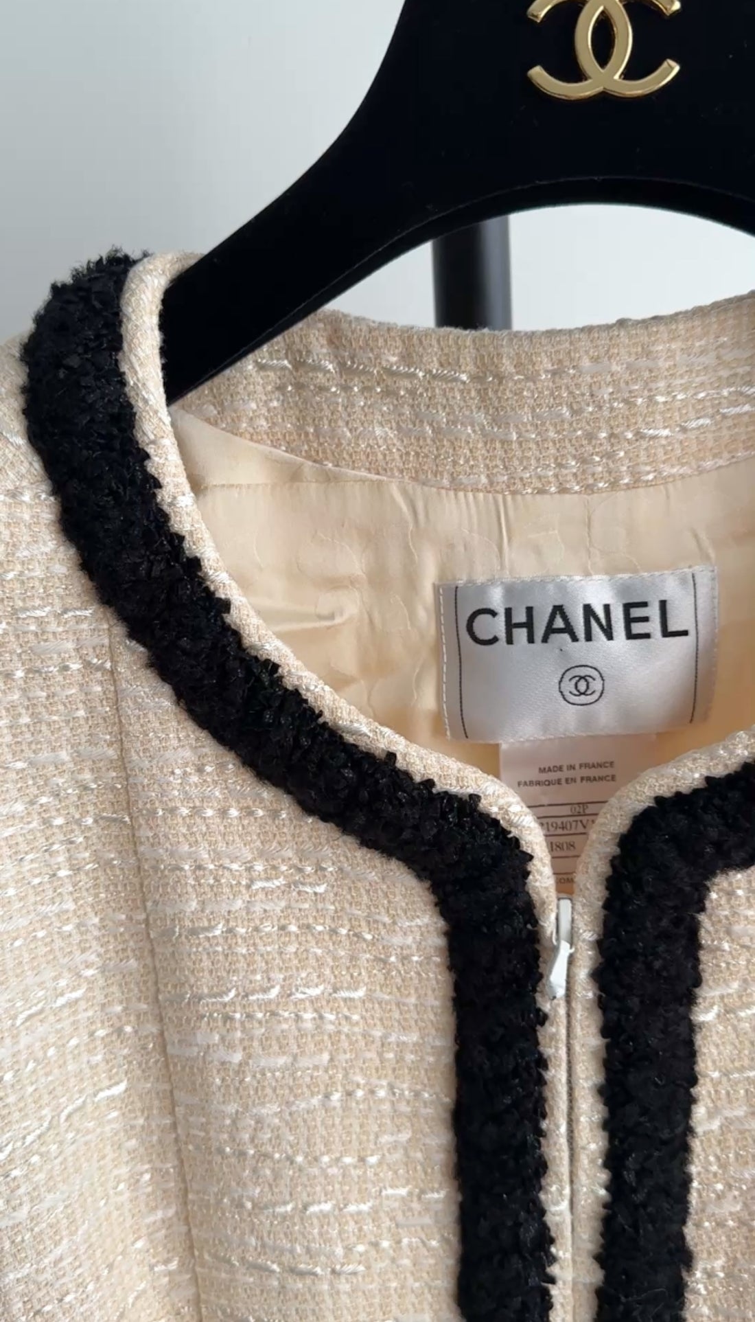 Chanel 02P Vintage Ivory and Black Tweed Zip Fitted Jacket - FR38 / 6