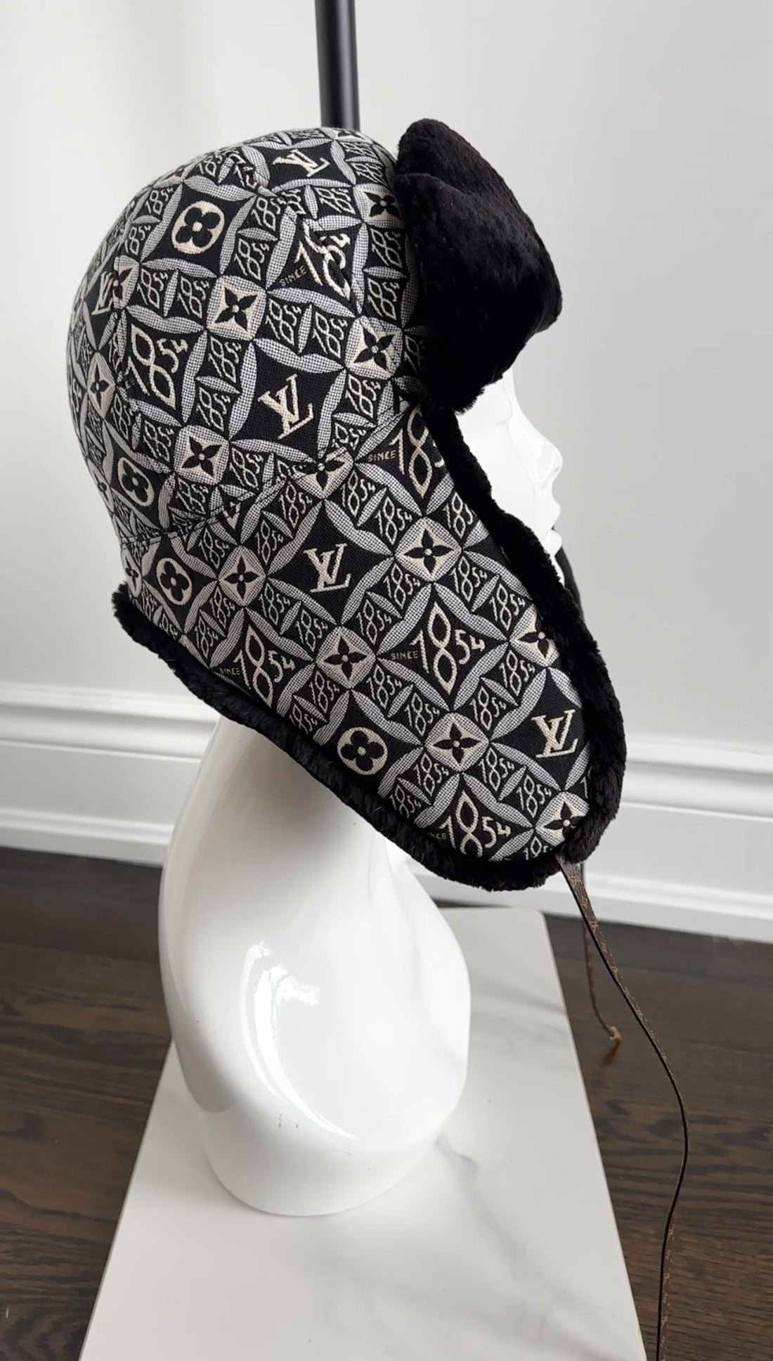 Louis Vuitton Black and White 1854 Brocade Beaver Fur Trim Trapper Hat - S