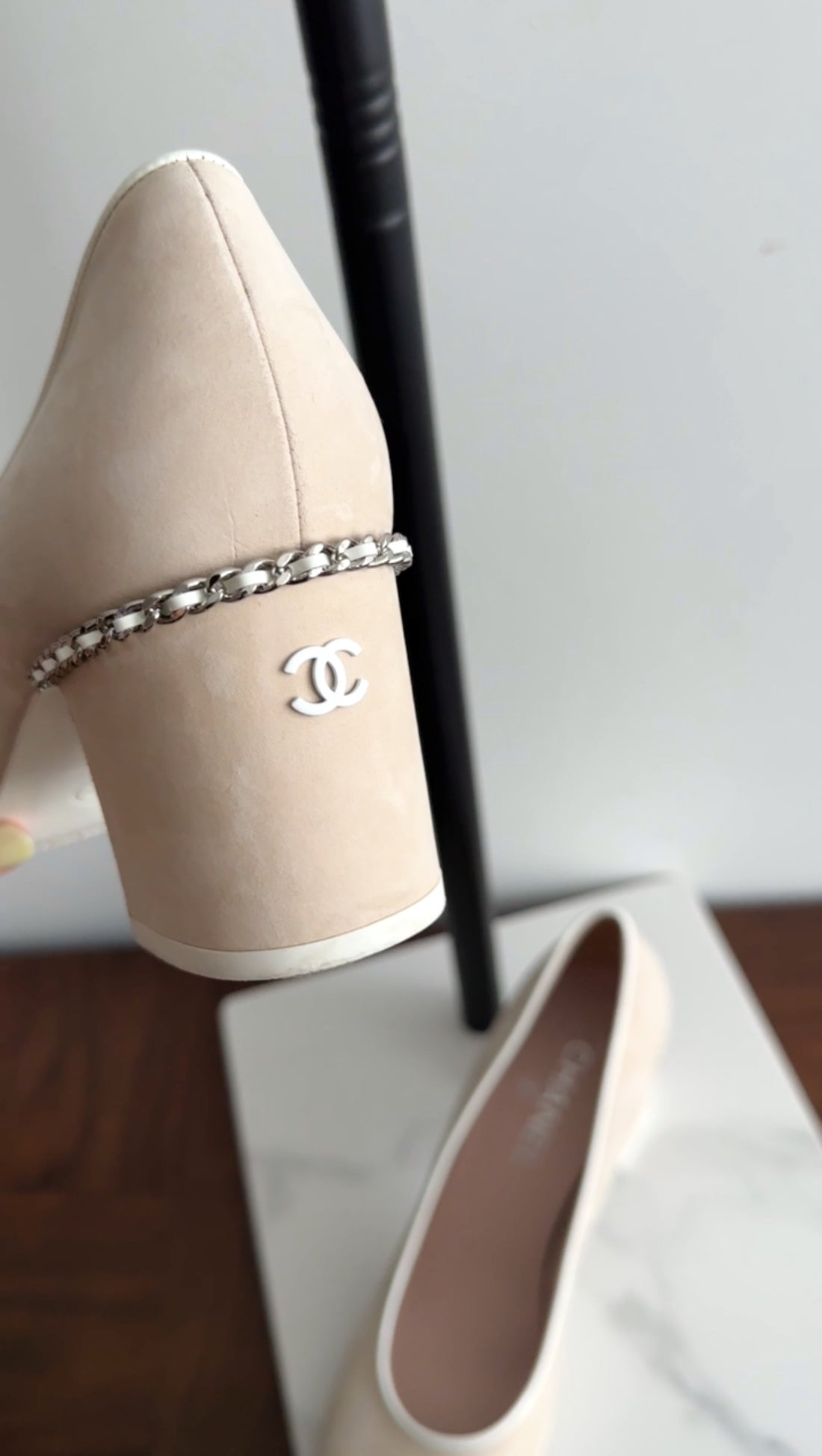 Chanel Light Beige Suede and White Patent Cap Toe Chain Pumps - 41 / 40