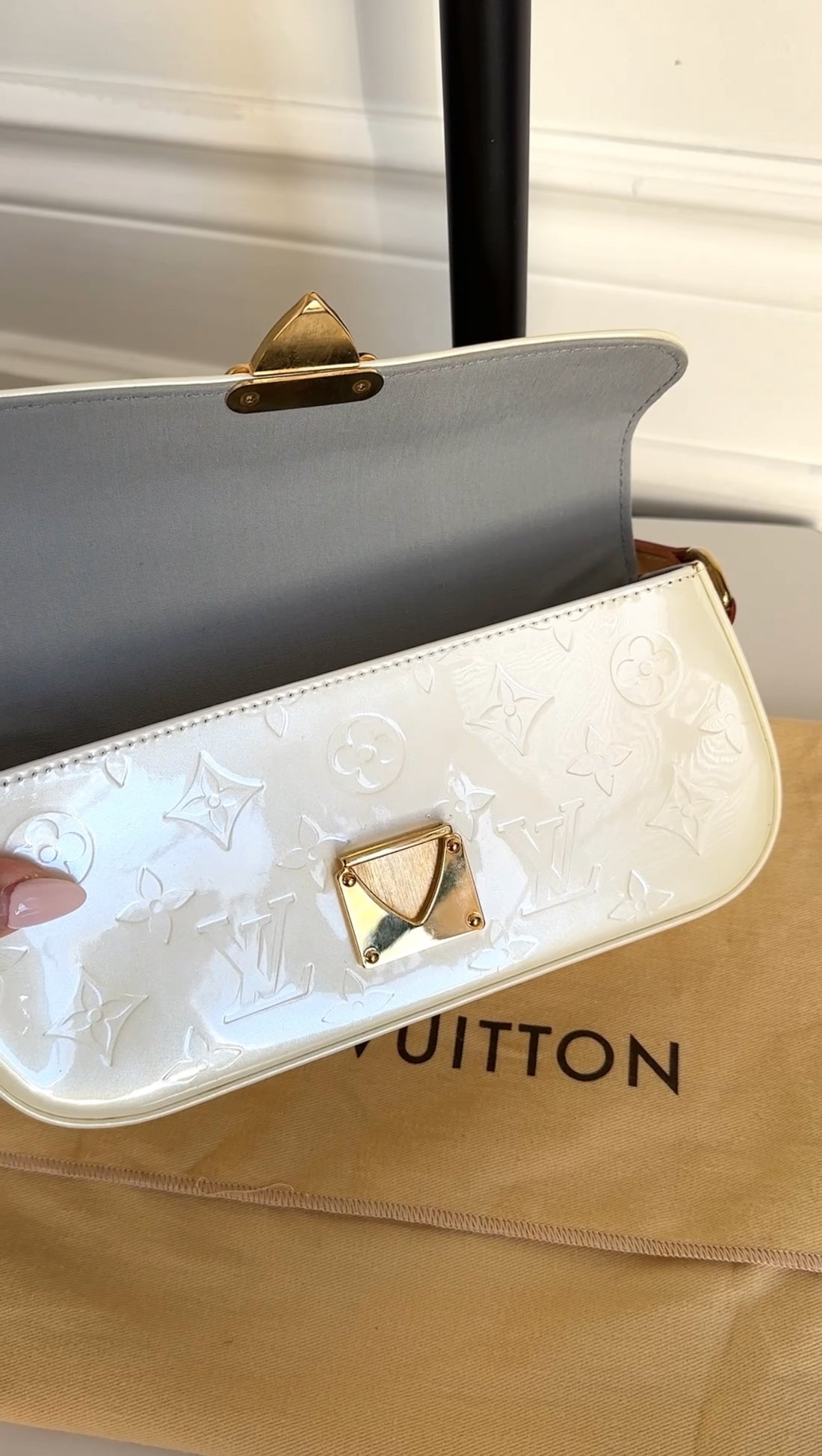 Louis Vuitton Ivory Perle Vernis Malibu Street Baguette Shoulder Bag