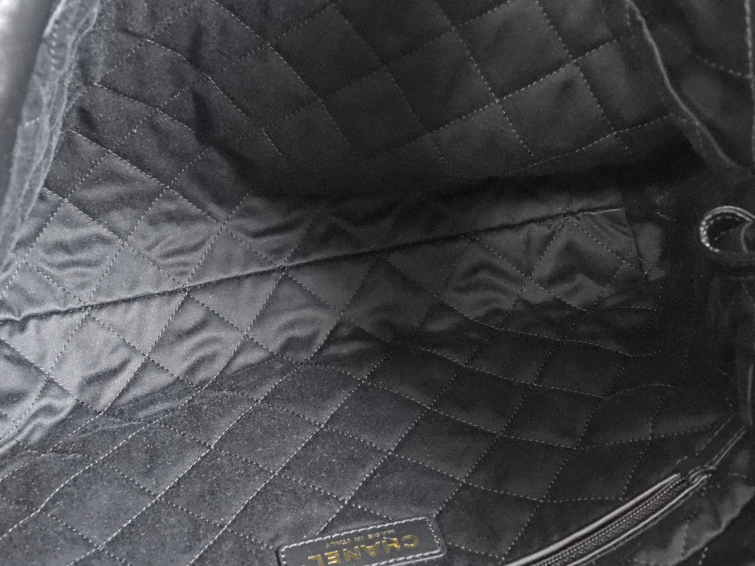 Chanel Black 22 Chain Drawstring Calfskin Small Quilted Bag
