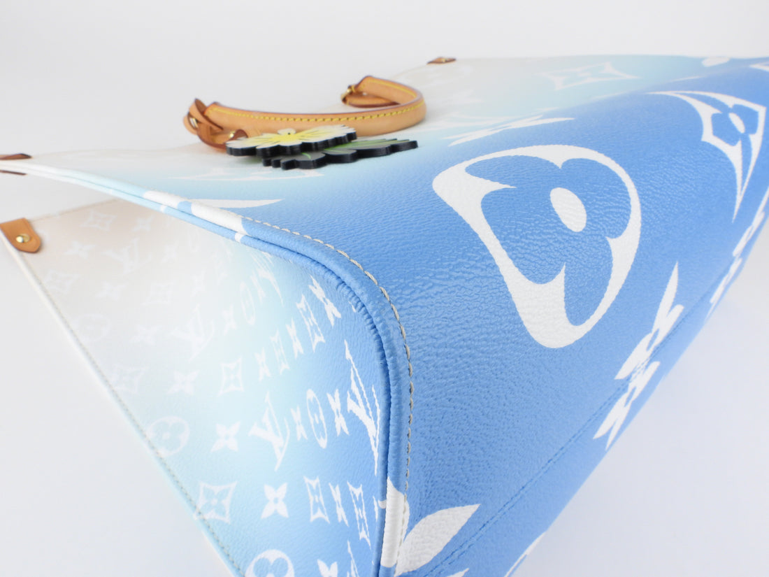 Louis Vuitton Monogram Giant Beach Pouch - Blue Shoulder Bags, Handbags -  LOU658481