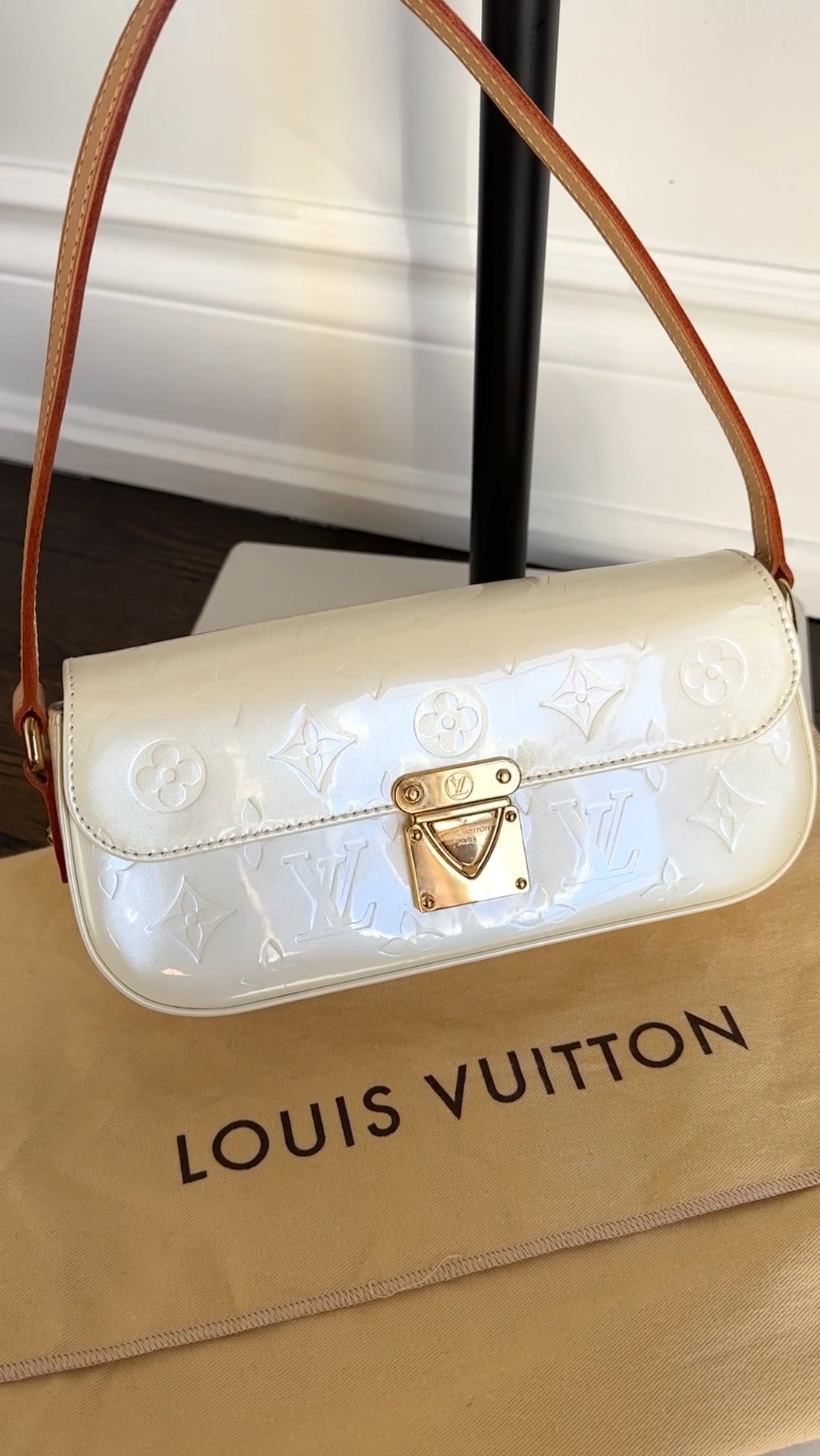 Louis Vuitton Ivory Perle Vernis Malibu Street Baguette Shoulder Bag