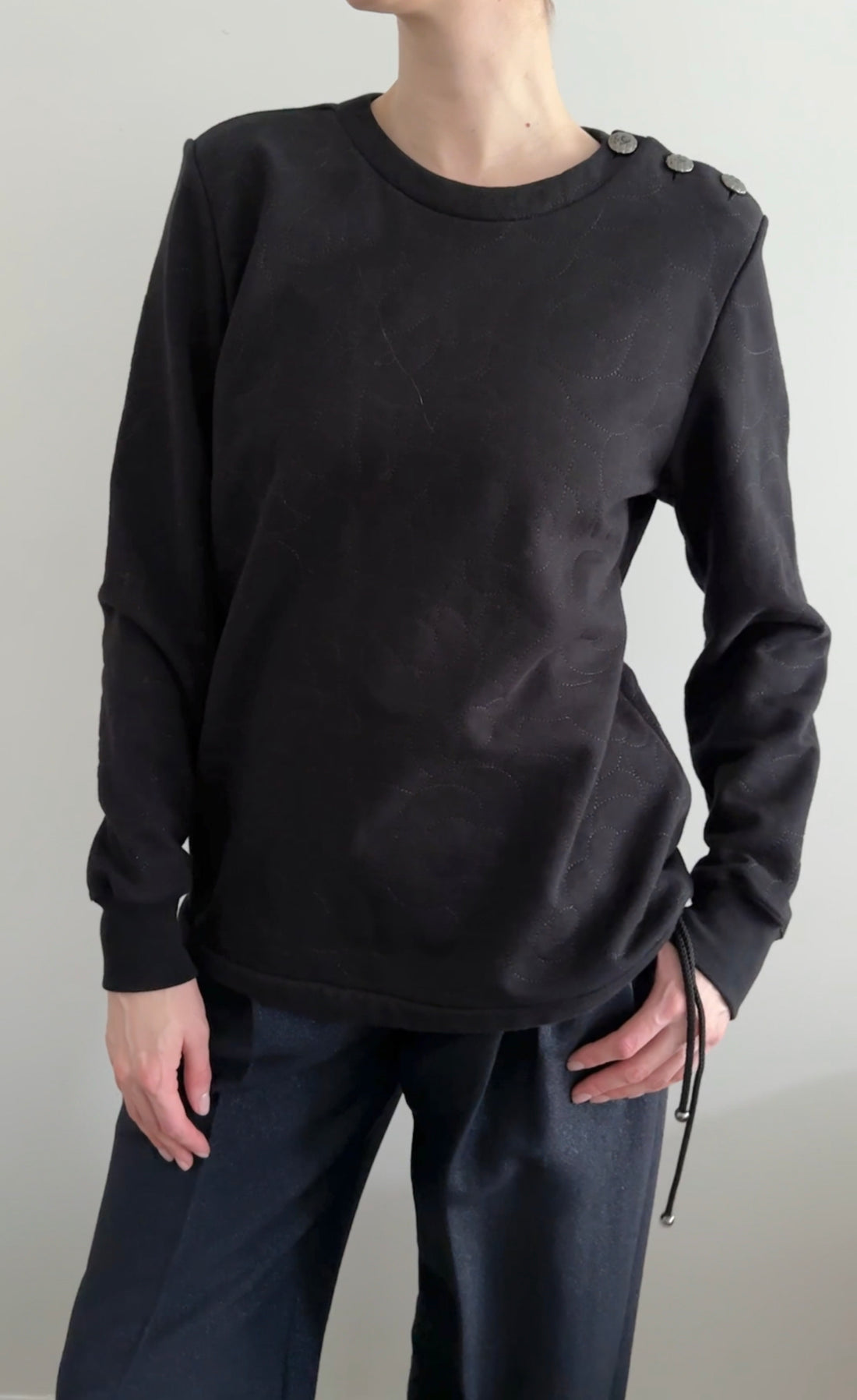 Chanel 18B Black Camelia Top Stitch Pullover Sweatshirt - FR40 / M