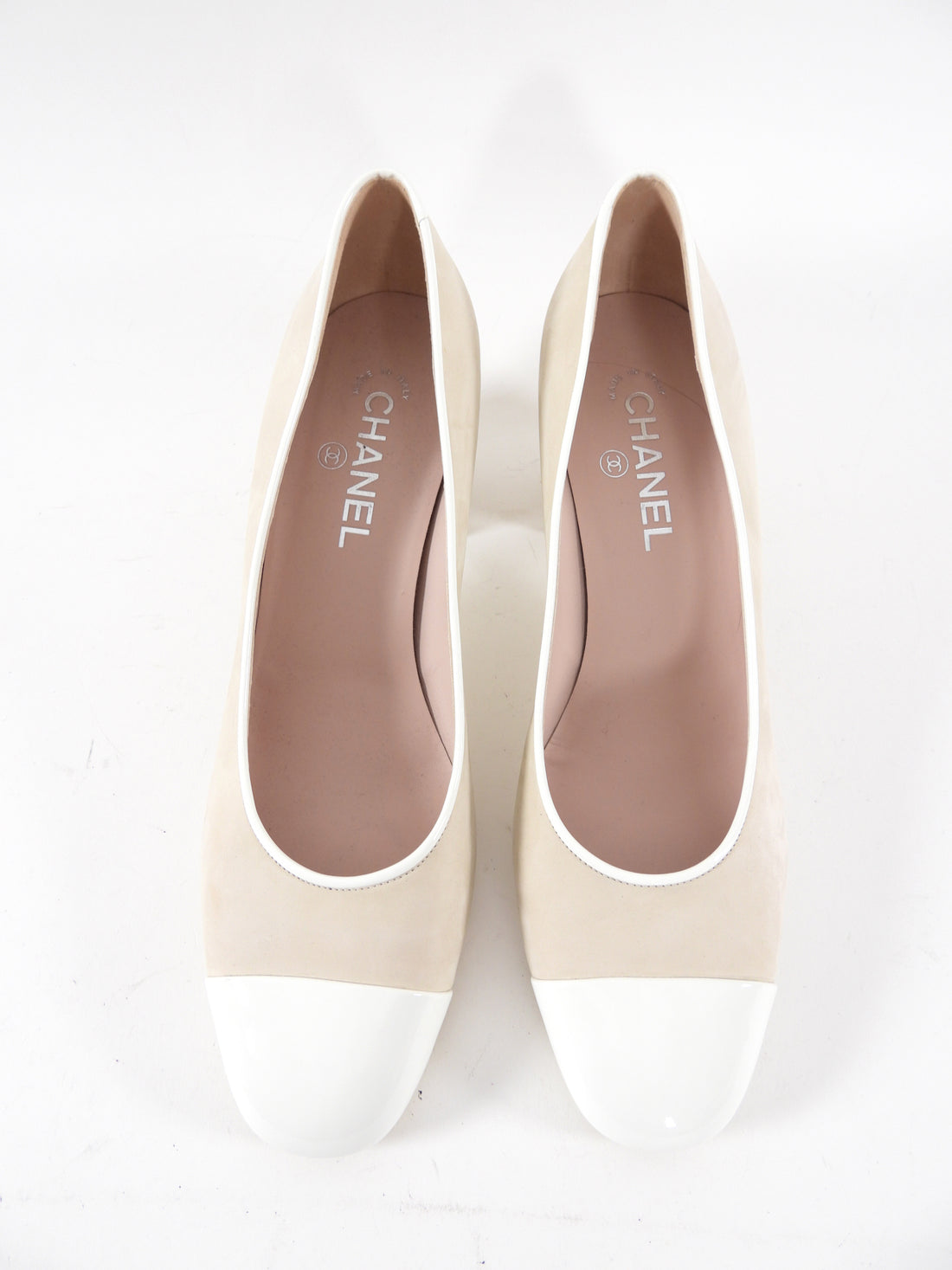 Chanel Light Beige Suede and White Patent Cap Toe Chain Pumps - 41 / 40