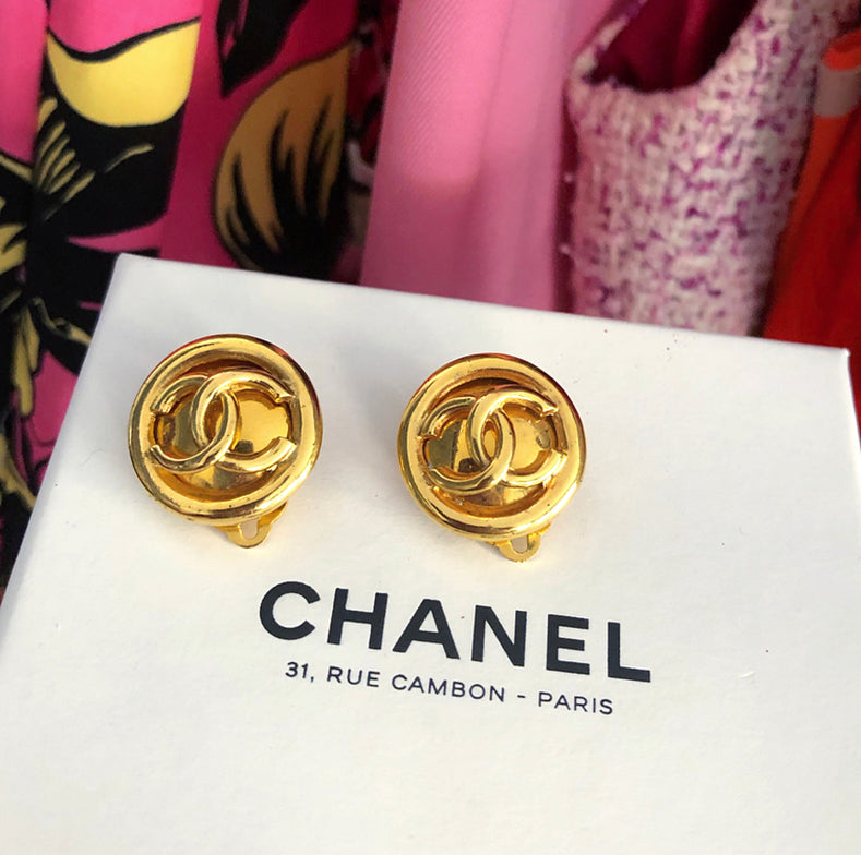 Chanel Vintage 93P Gold CC Logo Clip On Earrings – I MISS YOU VINTAGE