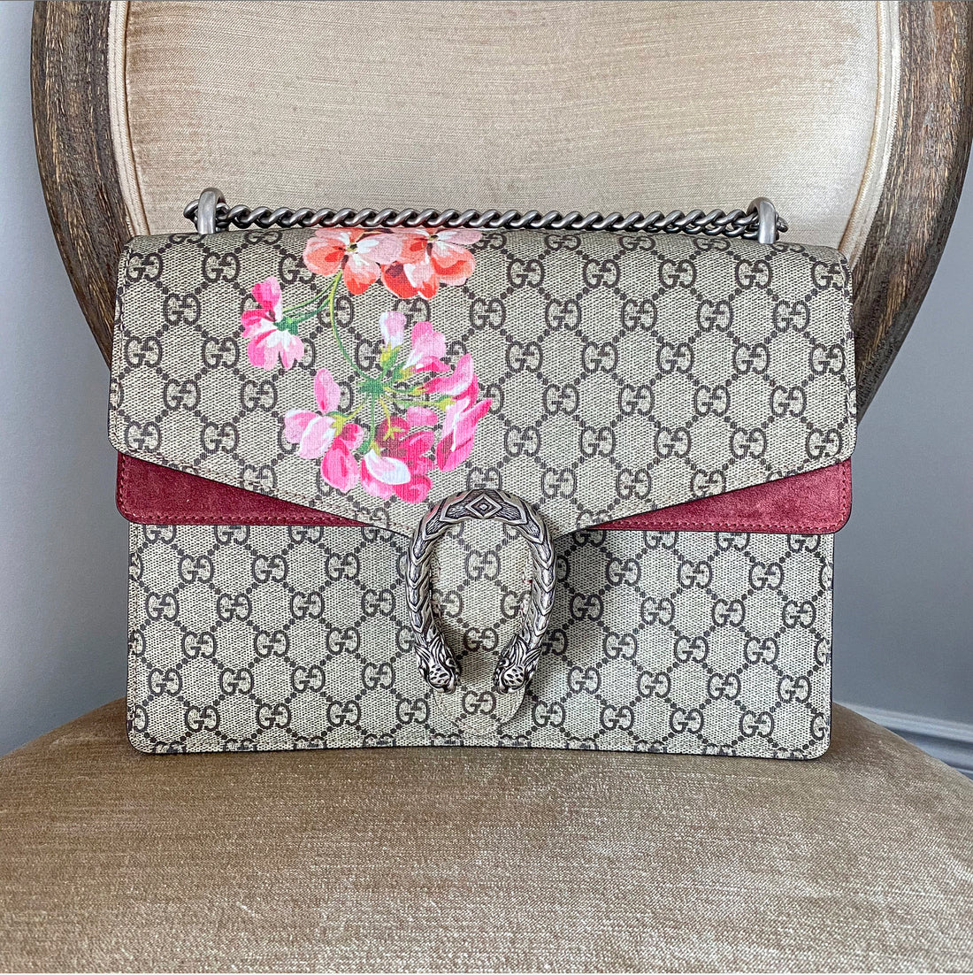 Gucci GG Supreme blooms pouch in pink. In excellent