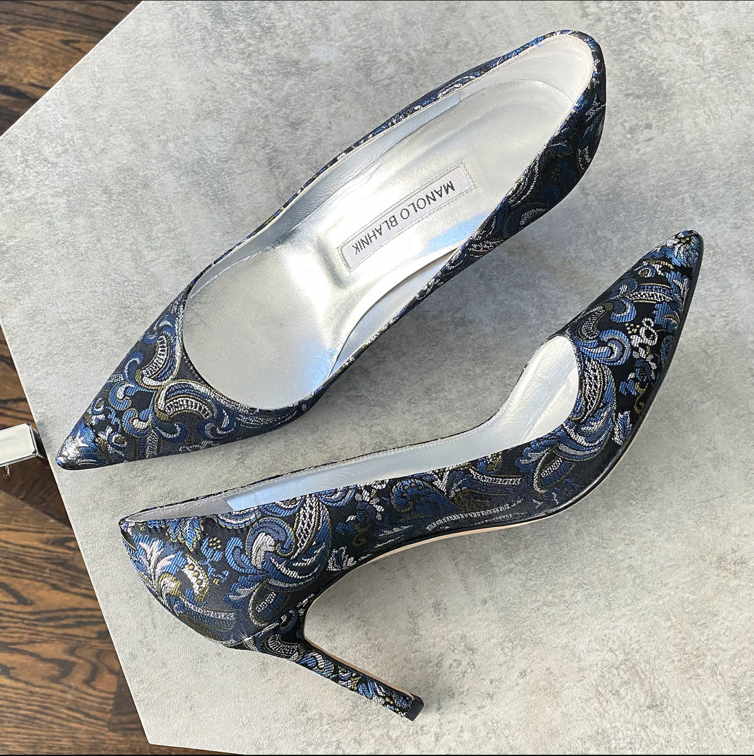 Navy blue manolo blahnik on sale shoes