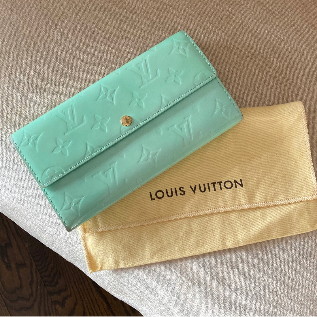 Louis Vuitton Gris Art Deco Monogram Vernis Sarah Wallet Louis Vuitton