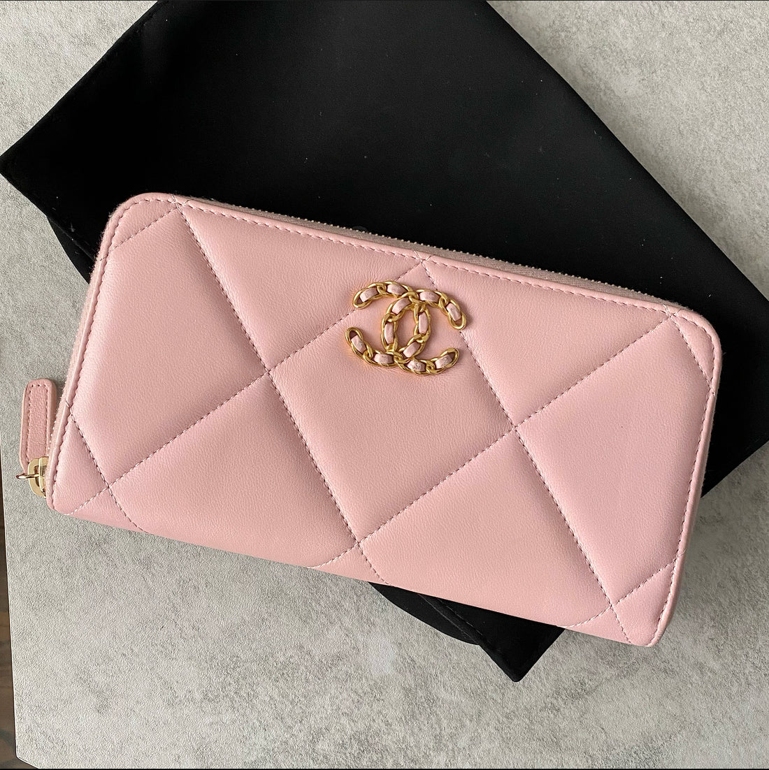 Chanel 22P pink grained calfskin zippy wallet