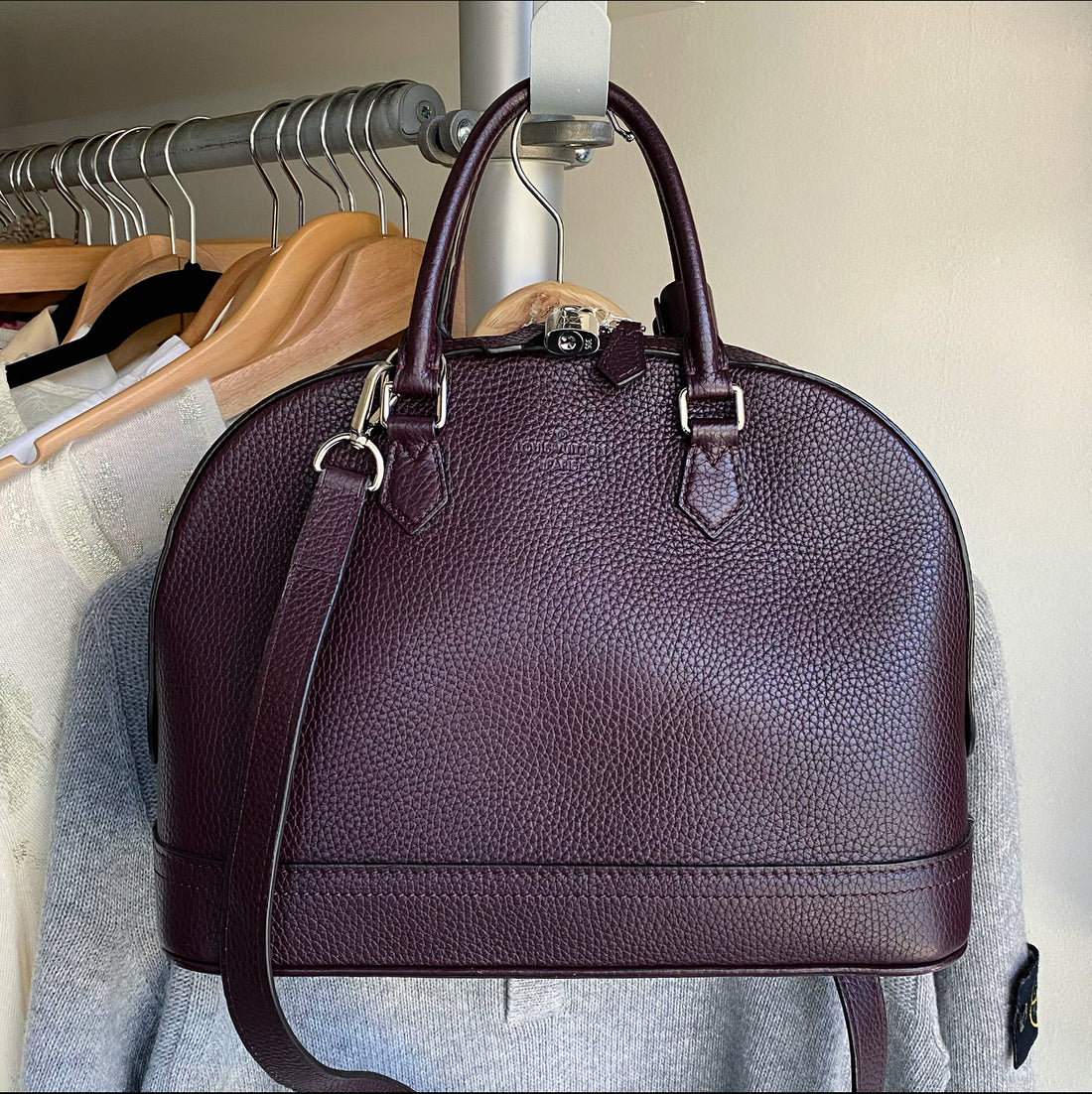 Alma leather handbag Louis Vuitton Purple in Leather - 32410702