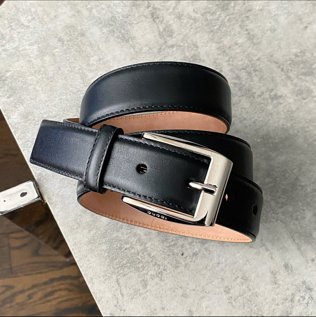 Gucci Black Leather Belt with Silvertone Buckle - 95/38