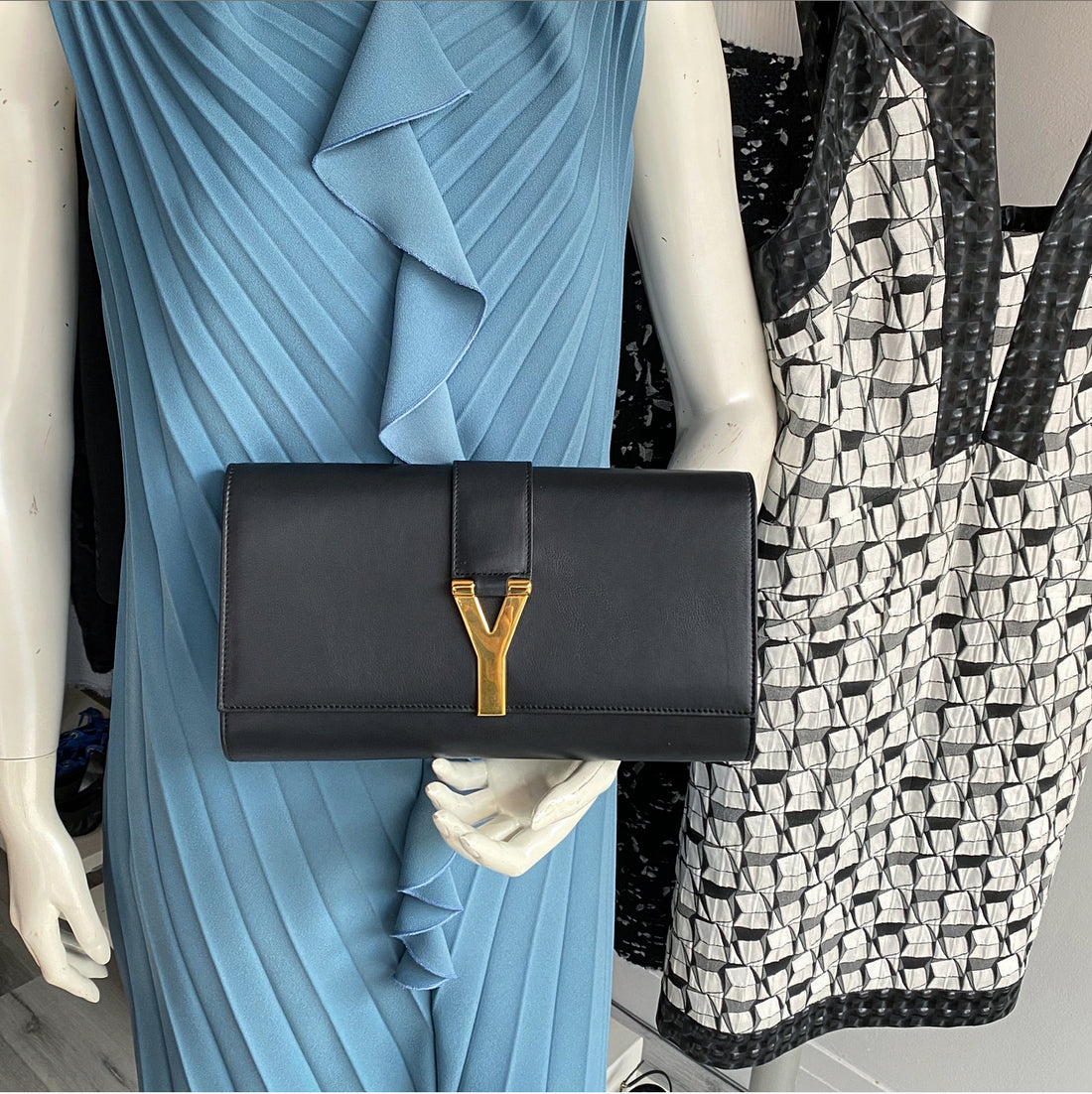 Leather clutch bag Yves Saint Laurent Black in Leather - 25286284