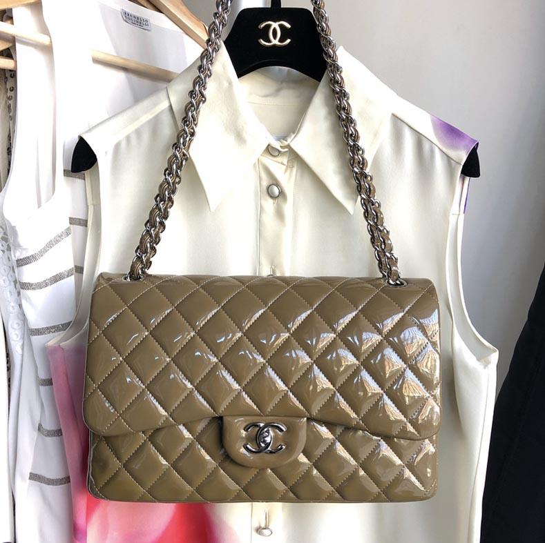 Chanel Timeless Classique flap bag Silvery Leather ref.517082 - Joli Closet