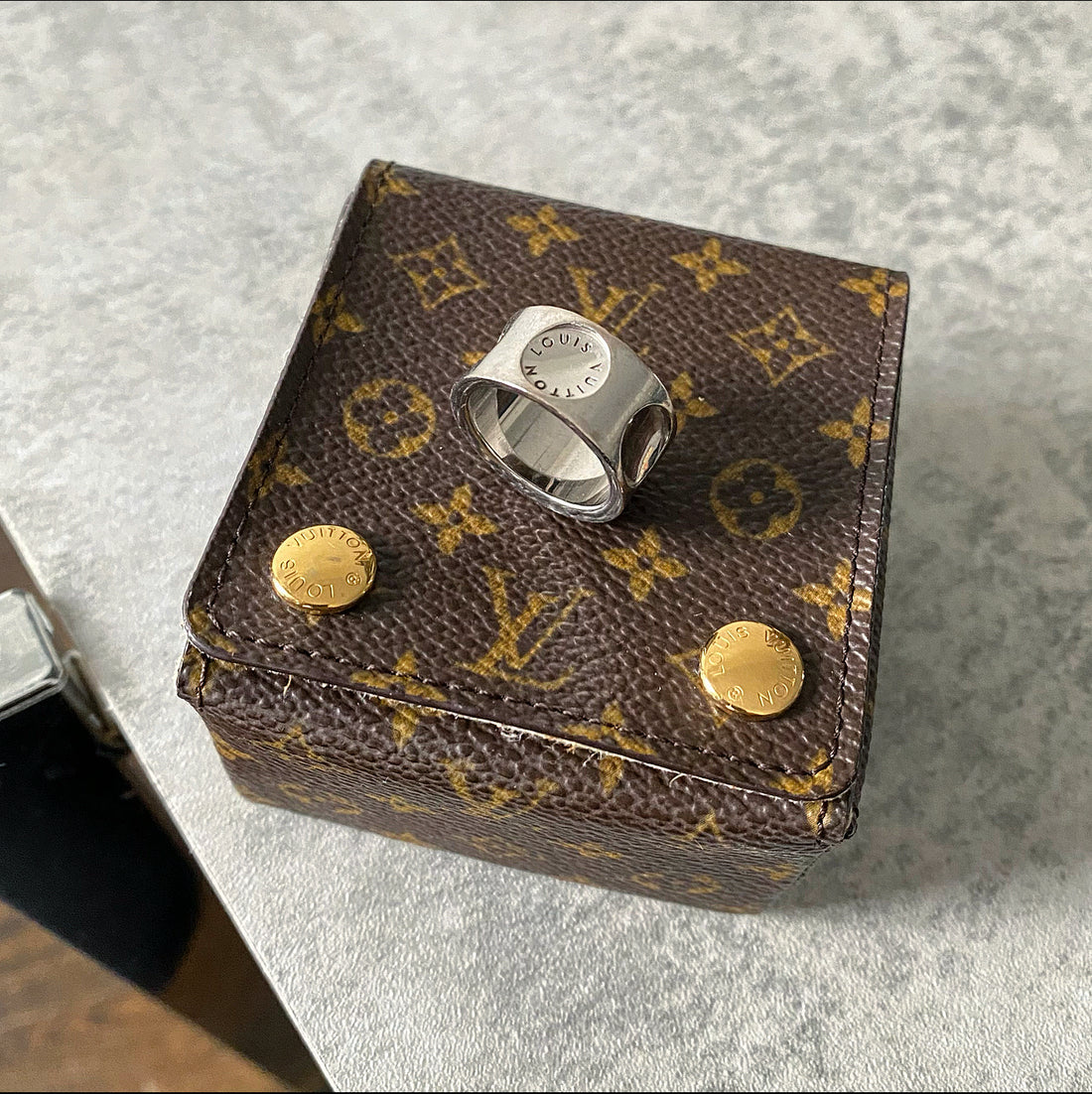 Louis Vuitton Ring Empreinte Bandring in 750 Weißgold - Stephanie