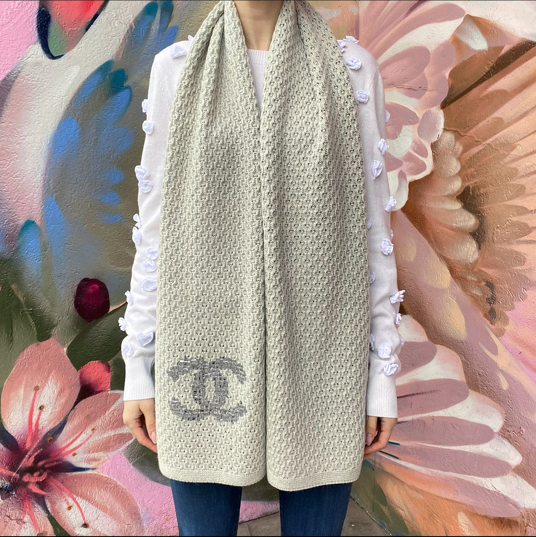 sofistikeret harmonisk ignorere Chanel Light Grey Cashmere CC Embellished Scarf – I MISS YOU VINTAGE