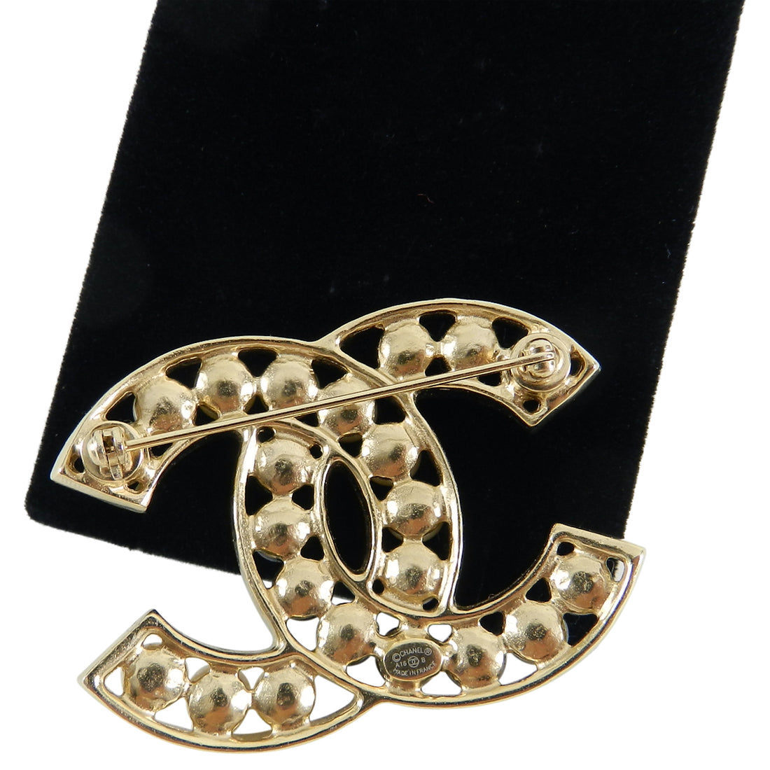 Cc pearl pin & brooche Chanel Gold in Pearl - 19601599