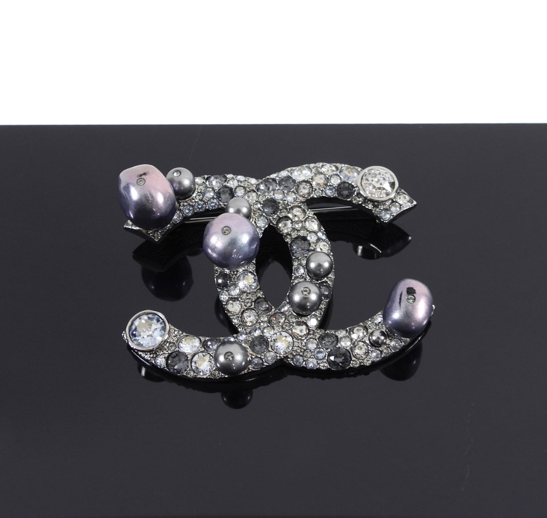 Chanel 17B Crystal Strass Faux Pearl Grey CC Brooch