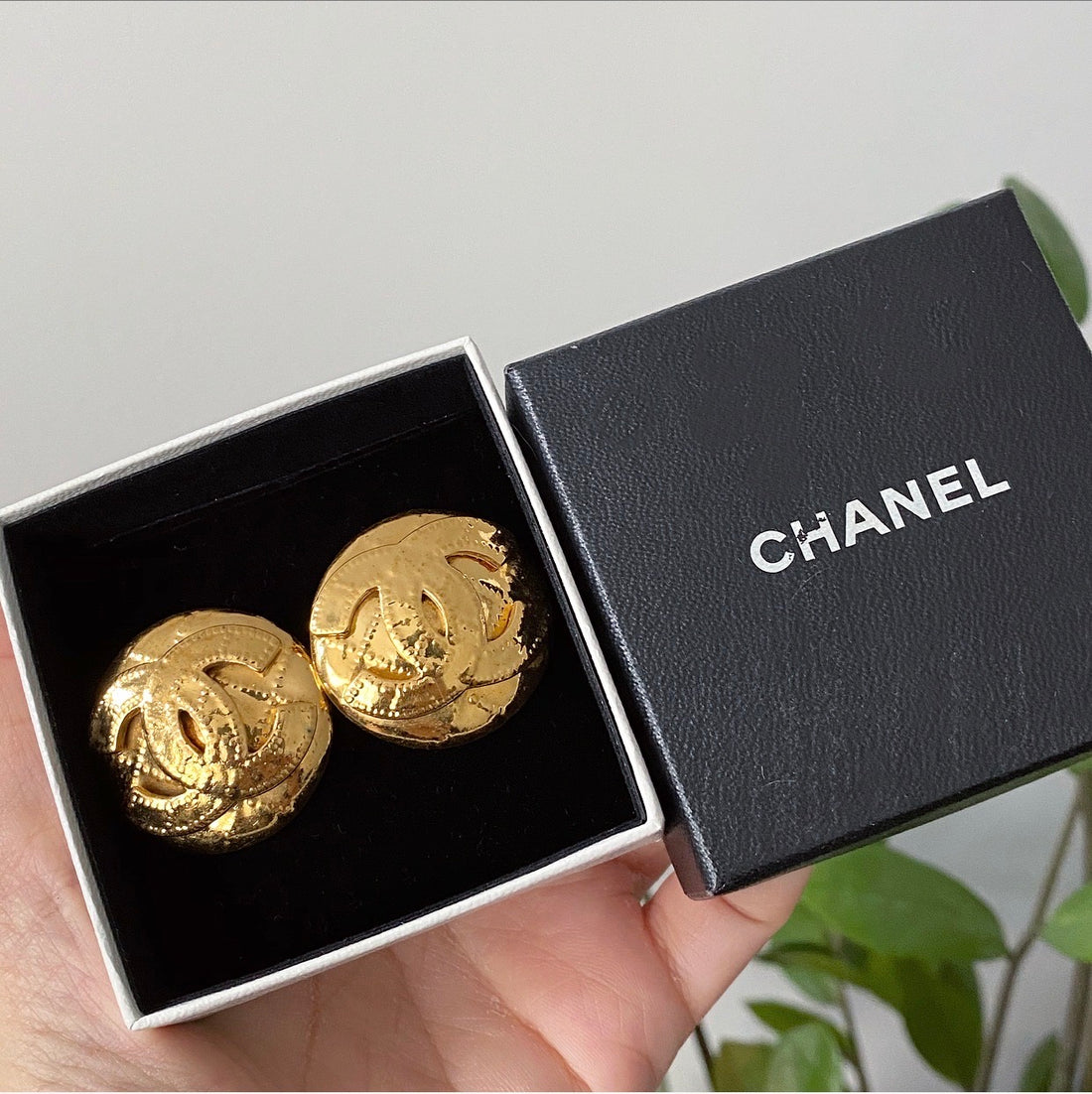 Chanel Vintage 1994 P Large CC Logo Clip on Earrings – I MISS YOU VINTAGE