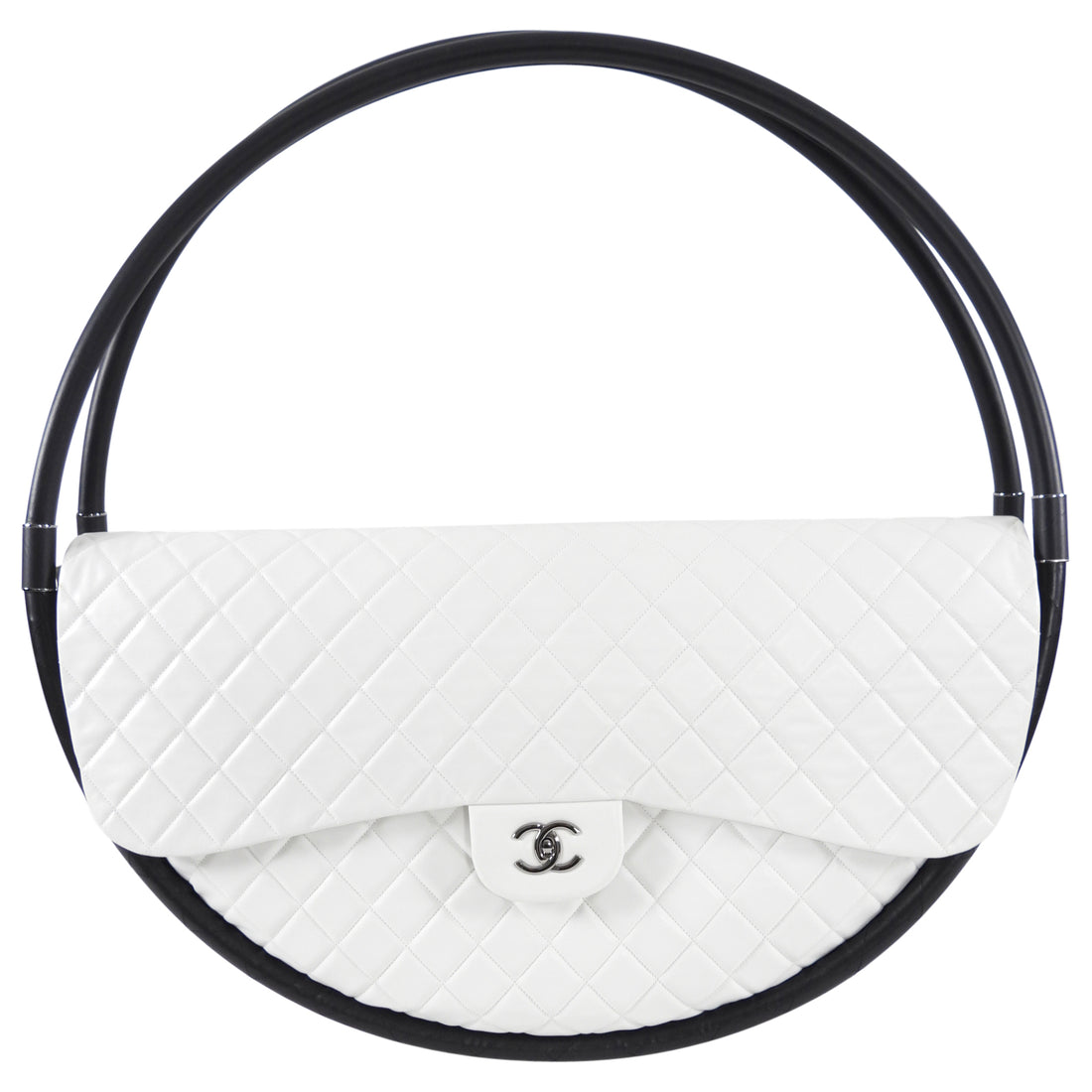 This Chanel hula hoop bag is SO iconic 💅 Let us know what other