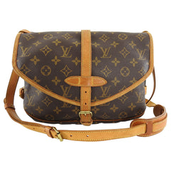 30 - Saumur - los bolsos louis vuitton mas iconicos - Vuitton - Shoulder -  Monogram - M42256 – Her outfit is also Louis Vuitton - Louis - Bag